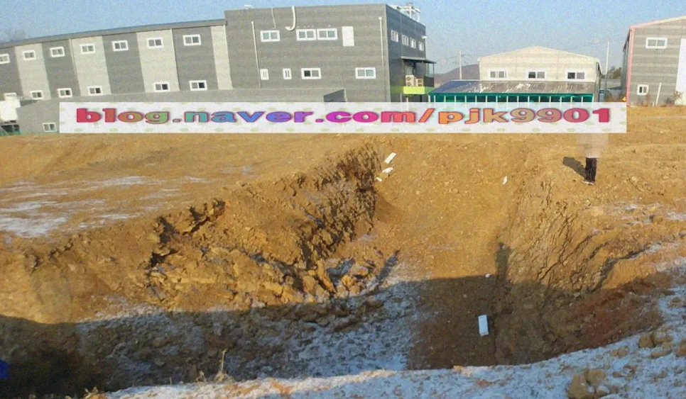 터파기 굴착면 및 물류센터 전경