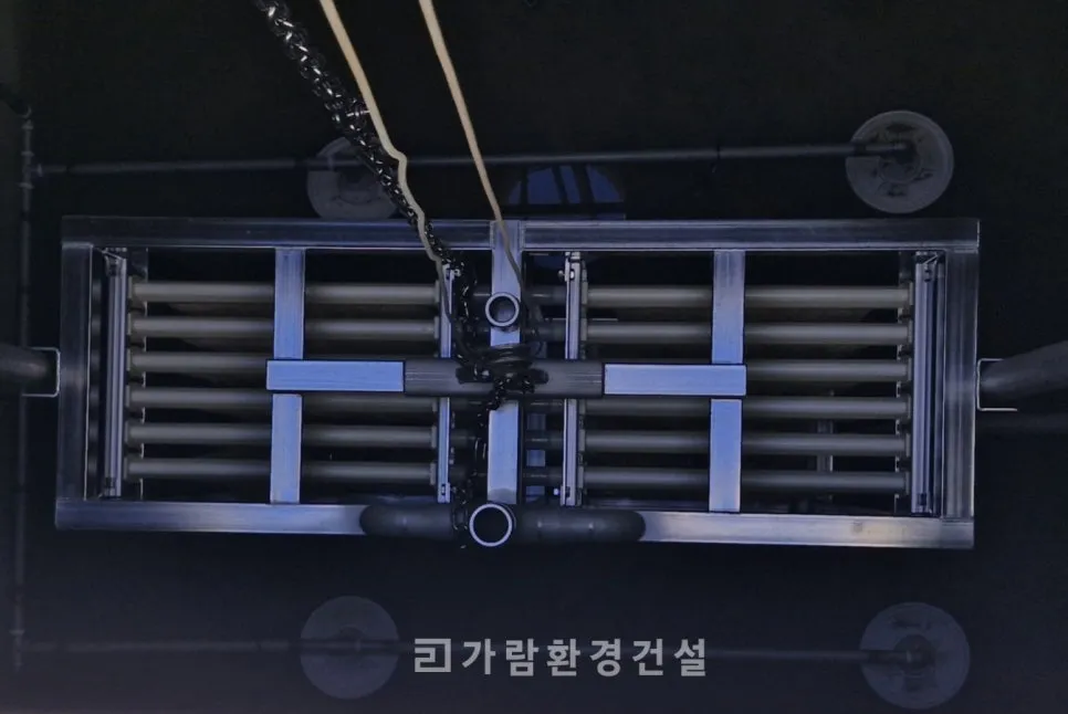 MBR 분리막 모듈이 콘크리트 조 내부에 설치된 모습